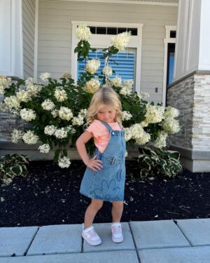 Lindsay Arnold Instagram - First day of school for our Sagey girl 😭🫶 swipe to the end for last years first day of school pic! Our girl is growing up so fast and we just love her so much ❤️ 

#firstdayofschool #preschooler #momsofinstagram