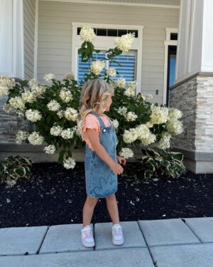 Lindsay Arnold Instagram - First day of school for our Sagey girl 😭🫶 swipe to the end for last years first day of school pic! Our girl is growing up so fast and we just love her so much ❤️ 

#firstdayofschool #preschooler #momsofinstagram