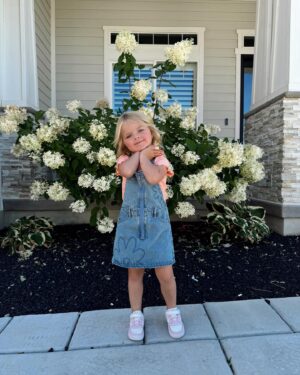 Lindsay Arnold Instagram - First day of school for our Sagey girl 😭🫶 swipe to the end for last years first day of school pic! Our girl is growing up so fast and we just love her so much ❤️ 

#firstdayofschool #preschooler #momsofinstagram