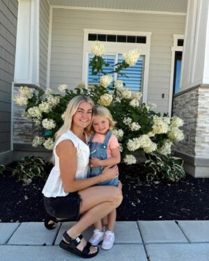 Lindsay Arnold Instagram - First day of school for our Sagey girl 😭🫶 swipe to the end for last years first day of school pic! Our girl is growing up so fast and we just love her so much ❤️ 

#firstdayofschool #preschooler #momsofinstagram