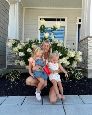 Lindsay Arnold Instagram - First day of school for our Sagey girl 😭🫶 swipe to the end for last years first day of school pic! Our girl is growing up so fast and we just love her so much ❤️ 

#firstdayofschool #preschooler #momsofinstagram
