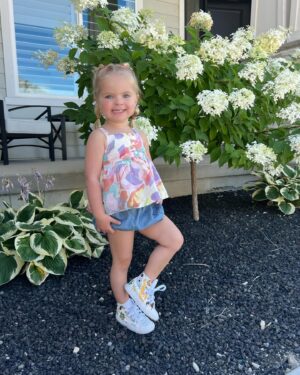 Lindsay Arnold Instagram - First day of school for our Sagey girl 😭🫶 swipe to the end for last years first day of school pic! Our girl is growing up so fast and we just love her so much ❤️ 

#firstdayofschool #preschooler #momsofinstagram
