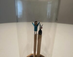 Liniers Instagram - Micro micro micro mundo macanudo! Enriqueta y Fellini tallados en dos fósforos!!! Gracias 🙏 @mediapulgada !!!!! #Tindersticks #Tiny