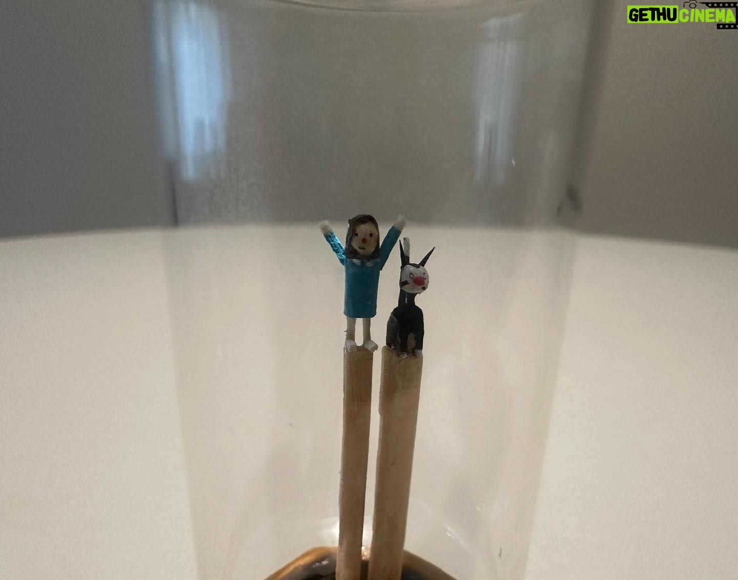 Liniers - 1.9K Likes - Micro micro micro mundo macanudo! Enriqueta y Fellini tallados en dos fósforos!!! Gracias š @mediapulgada !!!!! #Tindersticks #Tiny