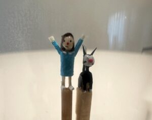 Liniers Instagram - Micro micro micro mundo macanudo! Enriqueta y Fellini tallados en dos fósforos!!! Gracias 🙏 @mediapulgada !!!!! #Tindersticks #Tiny