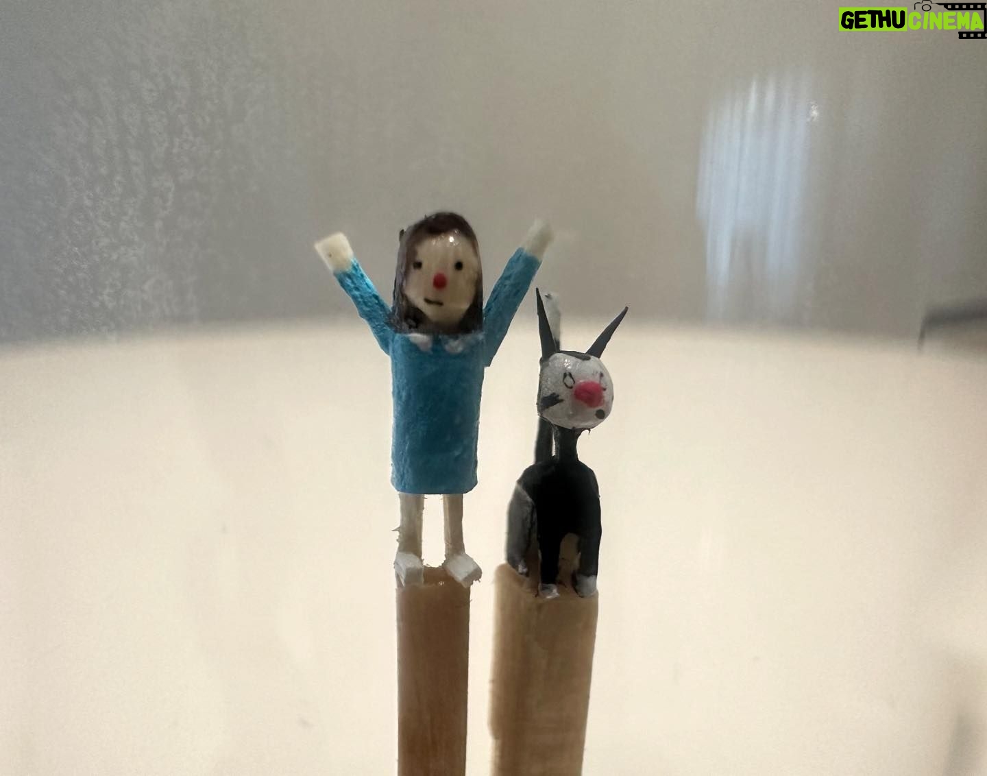 Liniers - 1.9K Likes - Micro micro micro mundo macanudo! Enriqueta y Fellini tallados en dos fósforos!!! Gracias š @mediapulgada !!!!! #Tindersticks #Tiny