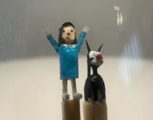 Liniers Instagram - Micro micro micro mundo macanudo! Enriqueta y Fellini tallados en dos fósforos!!! Gracias 🙏 @mediapulgada !!!!! #Tindersticks #Tiny