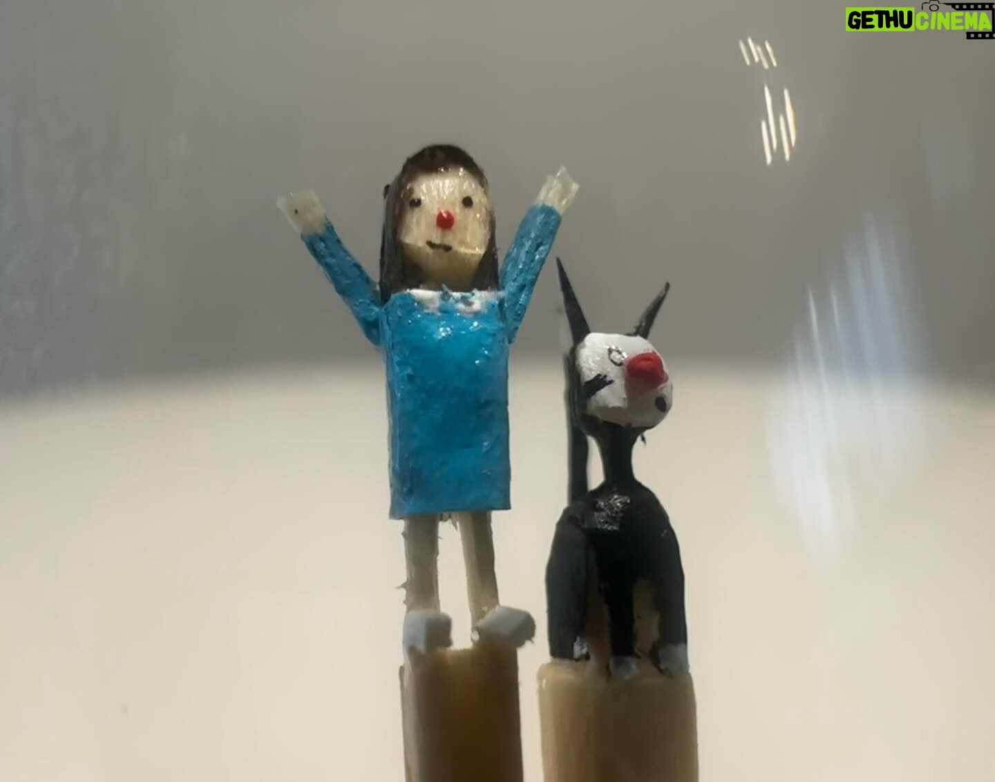 Liniers - 1.9K Likes - Micro micro micro mundo macanudo! Enriqueta y Fellini tallados en dos fósforos!!! Gracias š @mediapulgada !!!!! #Tindersticks #Tiny