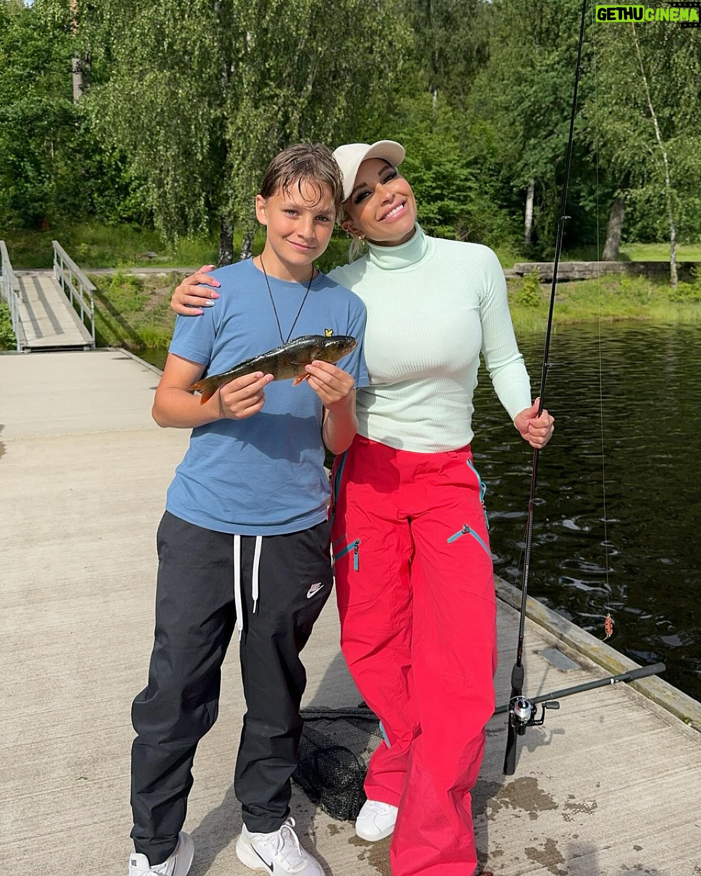 Linni Meister - 3.6K Likes - Mor og sønn på fishing🎣🫶🏼 Storkoste oss, da vi startet med å fisket i regn og vind, men så endte det opp med å bli sol, og abbor på kroken til, Dennis Michael🎣🥳 Det gjorde virkelig godt for kropp og sjel å fiske med sønnen min🫶🏼 Ingenting smaker bedre en selvfisket fisk👌🏽 Minner for livet🥹🎣🫶🏼 (Se mer på Snappen min💛)