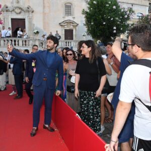 Lino Guanciale Instagram - Bellissima serata a Taormina!
Vi aspetto da domani 18 luglio al cinema.

#linvenzionedinoidue
#TaorminaFilmFestival
#UnFilmLungo70Anni

@taorminafilmfestofficial
@bewaterfilm