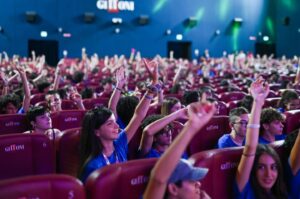 Lino Guanciale Instagram - Caro @giffoni_experience 
non ero mai stato vostro ospite, pur avendo provato tante volte in questi anni a trovare un incastro di calendario. Ieri, finalmente, ce l'abbiamo fatta, e ho avuto conferma del mio presentimento. Mi aspettavo un'esperienza straordinaria di contatto con le nuove o nuovissime generazioni, mi aspettavo domande intelligenti e visi trasparenti e gentili, mi aspettavo un entusiasmo genuino e contagioso e non solo ho trovato tutto questo, ma molto di più.

Ho trovato una risposta fortissima a tutti e tutte coloro che parlano, spesso senza esperienza diretta, di super individualismo giovanile e di solitudini adolescenziali senza rimedio: mi è arrivato forte e chiaro quanto i ragazzi e le ragazze di oggi non solo abbiano un forte desiderio di "comunità", ma soprattutto riescano, quando gliene viene data la possibilità, a insegnare a noi adulti come ESSERE DAVVERO COMUNITÀ.

Ho imparato moltissimo in un solo giorno da voi, ragazze e ragazzi. Quindi, caro @giffoni_experience , spero tanto che mi vogliate prestissimo di nuovo da voi.

Bisogna stare là dove si respira aria buona.

Con ammirazione e amore 

Lino Guanciale

P.S. mi scuso con un ragazzo che ieri, in sala, era troppo lontano da me perché riuscissi a firmargli l'autografo che desiderava. Ho provato a chiedergli di raggiungermi all'uscita chiamandolo "ragazzo con gli occhiali", non conoscendone il nome, ma non mi ha sentito. Spero di riuscire a "rimediare" presto.

P.P.S.S. @moonriver_al grazie per esserci più che sempre