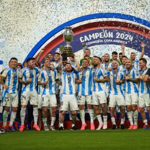 Lionel Messi Instagram - Se terminó la Copa América y lo primero que quiero es agradecer a todos por los mensajes y saludos. Estoy bien, gracias a Dios, y ojalá pueda estar pronto en la cancha de nuevo disfrutando de lo que más me gusta hacer. Estoy felíz, mucho, sobre todo porque logramos el objetivo que teníamos y Fide nos deja pero con otra Copa más. Los más grandes, como él, Ota o yo, lo vivimos con especial emoción, con otros compañeros que ya llevan varios torneos y suman su experiencia también, y con una camada de jóvenes que lo dan todo en cada pelota. Somos un equipo y también una familia, un grupo espectacular.

Gracias a todos los que nos estuvieron apoyando, esta Selección tiene mucho presente y mucho futuro también. ¡Vamos Argentina carajoooo! 🇦🇷🙌🏆🏆