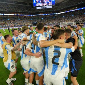 Lionel Messi Instagram - Se terminó la Copa América y lo primero que quiero es agradecer a todos por los mensajes y saludos. Estoy bien, gracias a Dios, y ojalá pueda estar pronto en la cancha de nuevo disfrutando de lo que más me gusta hacer. Estoy felíz, mucho, sobre todo porque logramos el objetivo que teníamos y Fide nos deja pero con otra Copa más. Los más grandes, como él, Ota o yo, lo vivimos con especial emoción, con otros compañeros que ya llevan varios torneos y suman su experiencia también, y con una camada de jóvenes que lo dan todo en cada pelota. Somos un equipo y también una familia, un grupo espectacular.

Gracias a todos los que nos estuvieron apoyando, esta Selección tiene mucho presente y mucho futuro también. ¡Vamos Argentina carajoooo! 🇦🇷🙌🏆🏆