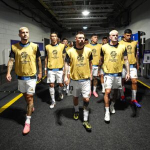 Lionel Messi Instagram - Se terminó la Copa América y lo primero que quiero es agradecer a todos por los mensajes y saludos. Estoy bien, gracias a Dios, y ojalá pueda estar pronto en la cancha de nuevo disfrutando de lo que más me gusta hacer. Estoy felíz, mucho, sobre todo porque logramos el objetivo que teníamos y Fide nos deja pero con otra Copa más. Los más grandes, como él, Ota o yo, lo vivimos con especial emoción, con otros compañeros que ya llevan varios torneos y suman su experiencia también, y con una camada de jóvenes que lo dan todo en cada pelota. Somos un equipo y también una familia, un grupo espectacular.

Gracias a todos los que nos estuvieron apoyando, esta Selección tiene mucho presente y mucho futuro también. ¡Vamos Argentina carajoooo! 🇦🇷🙌🏆🏆