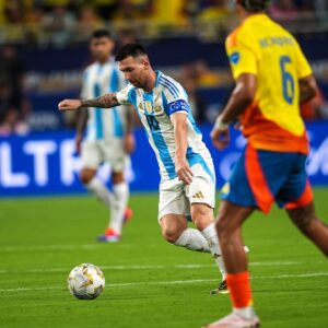 Lionel Messi Instagram - Se terminó la Copa América y lo primero que quiero es agradecer a todos por los mensajes y saludos. Estoy bien, gracias a Dios, y ojalá pueda estar pronto en la cancha de nuevo disfrutando de lo que más me gusta hacer. Estoy felíz, mucho, sobre todo porque logramos el objetivo que teníamos y Fide nos deja pero con otra Copa más. Los más grandes, como él, Ota o yo, lo vivimos con especial emoción, con otros compañeros que ya llevan varios torneos y suman su experiencia también, y con una camada de jóvenes que lo dan todo en cada pelota. Somos un equipo y también una familia, un grupo espectacular.

Gracias a todos los que nos estuvieron apoyando, esta Selección tiene mucho presente y mucho futuro también. ¡Vamos Argentina carajoooo! 🇦🇷🙌🏆🏆