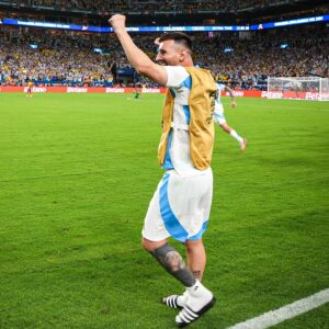 Lionel Messi Instagram - Se terminó la Copa América y lo primero que quiero es agradecer a todos por los mensajes y saludos. Estoy bien, gracias a Dios, y ojalá pueda estar pronto en la cancha de nuevo disfrutando de lo que más me gusta hacer. Estoy felíz, mucho, sobre todo porque logramos el objetivo que teníamos y Fide nos deja pero con otra Copa más. Los más grandes, como él, Ota o yo, lo vivimos con especial emoción, con otros compañeros que ya llevan varios torneos y suman su experiencia también, y con una camada de jóvenes que lo dan todo en cada pelota. Somos un equipo y también una familia, un grupo espectacular.

Gracias a todos los que nos estuvieron apoyando, esta Selección tiene mucho presente y mucho futuro también. ¡Vamos Argentina carajoooo! 🇦🇷🙌🏆🏆