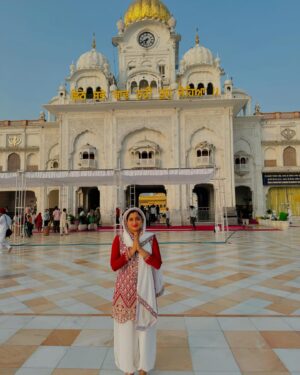 Lipsa Mishra Instagram - Happy Birthday to me. Thanks a lot god, for giving me another year of life! The most wonderful truth is, I am not getting old, I am just becoming experienced. #birthday #birthdaygirl #punjab #amritsar #goldentemple #lipsamishra #lipsamishraactor