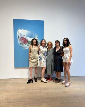 Lisa Edelstein Instagram - Three generations of ladies lined up! So proud of the husband! Beautiful man, beautiful show ❤️❤️❤️❤️@robertrussellworks @miles.mcenery.gallery (thanks for the 📸 @art_phinny )