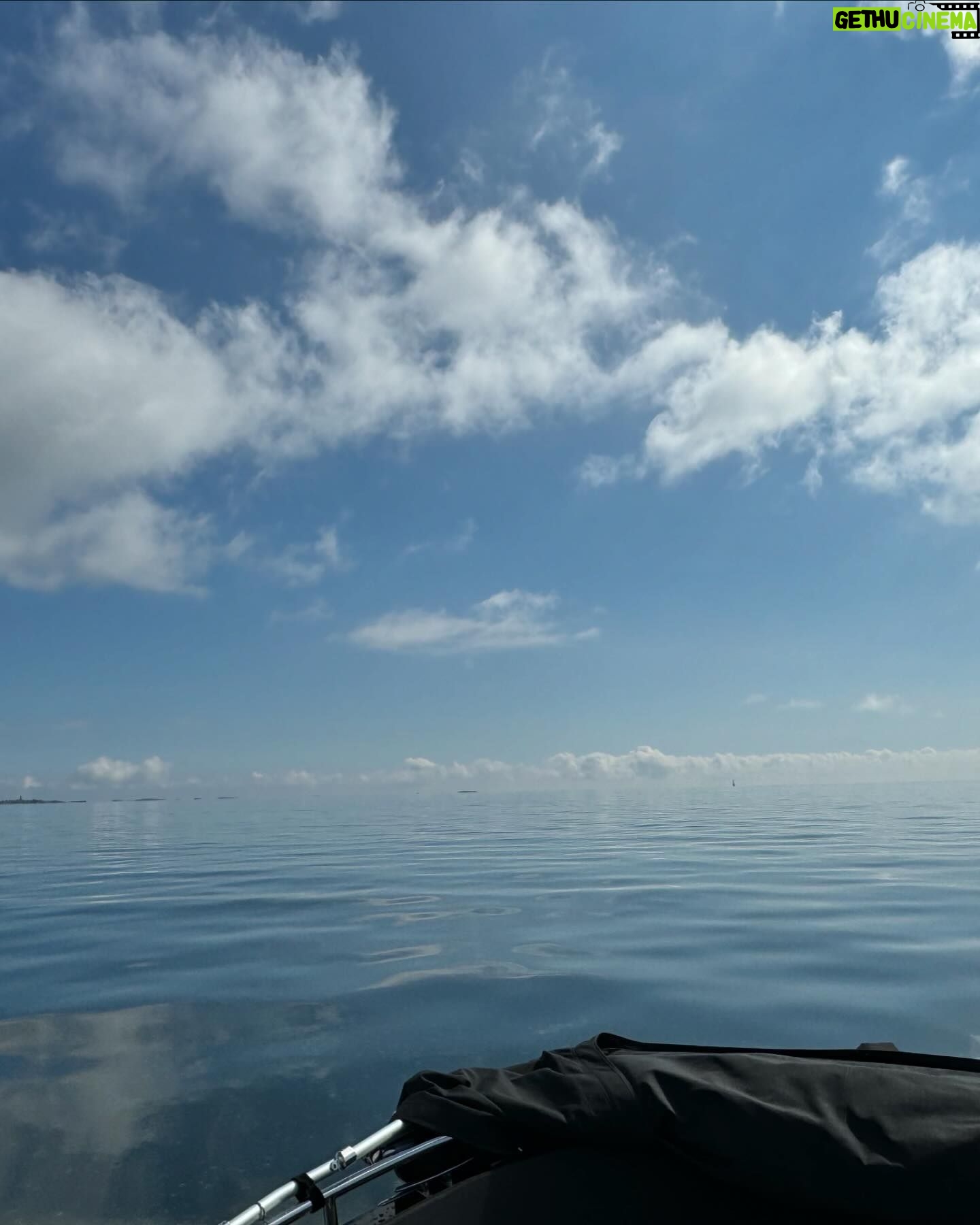 Lisa Nilsson - 3.8K Likes - Denna dag besökte vi himlen. Långt ut vid Ålands hav kom vi ifrån algblomningen och fick en hel dag på ett litet solvarmt skär. En av få dagar med spegelblankt så långt ut. Väl hemma treatades vi av god vän på besök som lagade de mest fantastiska tacos Carne Asada med extra allt, riktiga majstortillas, finaste köttet och hemgjorda såser.
Man kommer att leva länge på denna dag. Att båda döttrarna för en exklusiv stund var hemma tillsammans och vi fick uppleva så mycket vackert. Familjen, friheten och allt njutningsbart. Tack tack tack 🙏🏼❤️