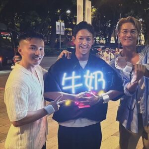 Liu Jun Wei Instagram - 昨天晚上的演唱會真的是震撼全場，舞台魅力無法擋！

尤其是奶哥轉風車的那一刻，彷彿時光倒流，讓我看到了舞蹈前輩們的影子。想當年，我還在旁邊立正站好看他轉，如今他又轉了一次，我也起立「立正」致敬🫡#Respect #回憶殺

誰能想到，這麼多年後，我還能站在這裡，感受那份未曾消退的ENERGY。#一觸即發