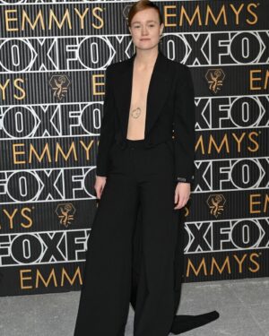 Liv Hewson Instagram - do you guys know emmy? ✨

styling- @soniayoungstyle 
tails- @moschino 
makeup- @eliemaaloufmakeup 
hair- @sheridanwardofficial