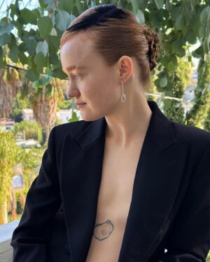 Liv Hewson Instagram - do you guys know emmy? ✨

styling- @soniayoungstyle 
tails- @moschino 
makeup- @eliemaaloufmakeup 
hair- @sheridanwardofficial