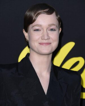 Liv Hewson Instagram - hi :) 

@yellowjackets 
@soniayoungstyle @elienmaalouf @sheridanwardofficial