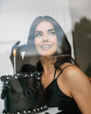 Livia Brito Pestana Instagram - Cancer baby🎂🖤

¡Hoy amanecí agradecida con la vida por un año más! Con mi familia, con mis amigos, con ustedes, con mi carrera… Gracias🖤

Happy birthday to me🎈