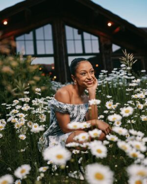 Liza Koshy Instagram - Desi Girl • Popped up like a daisy in Aspen with the @diorbeauty @dior family 🤍