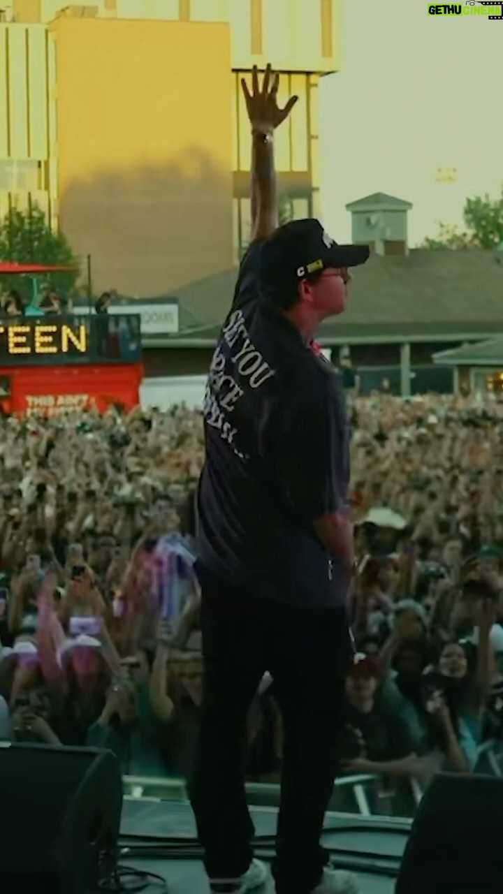Logic - 21.9K Likes - Mission Control ft. @tmanthewizard out midnight est 🚀 #ultra85
📹: @hecoraw