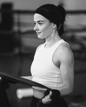 Lola Instagram - Napról-napra erősödünk,  fejlődünk és haladunk 💪🏼🥊 Kőkemény a folyamat, de minden áldozatot megér. Magamról is rengeteget tanulok, sosem gondoltam volna, hogy ennyit elbírok.💪🏼 Köszönöm @lkcs.dnl , hogy megörökítetted ezt az időszakot 📸 #sztárbox @sztarboxrtl
