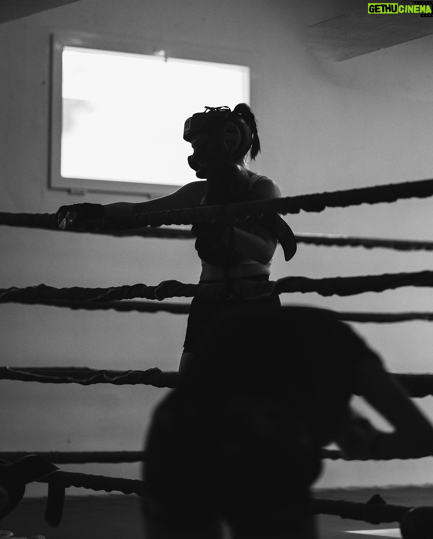 Lola - 1.4K Likes - Napról-napra erősödünk, fejlődünk és haladunk 💪🏼🥊 Kőkemény a folyamat, de minden áldozatot megér. Magamról is rengeteget tanulok, sosem gondoltam volna, hogy ennyit elbírok.💪🏼 Köszönöm @lkcs.dnl , hogy megörökítetted ezt az időszakot 📸 #sztárbox @sztarboxrtl