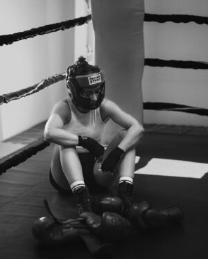 Lola Instagram - Napról-napra erősödünk,  fejlődünk és haladunk 💪🏼🥊 Kőkemény a folyamat, de minden áldozatot megér. Magamról is rengeteget tanulok, sosem gondoltam volna, hogy ennyit elbírok.💪🏼 Köszönöm @lkcs.dnl , hogy megörökítetted ezt az időszakot 📸 #sztárbox @sztarboxrtl