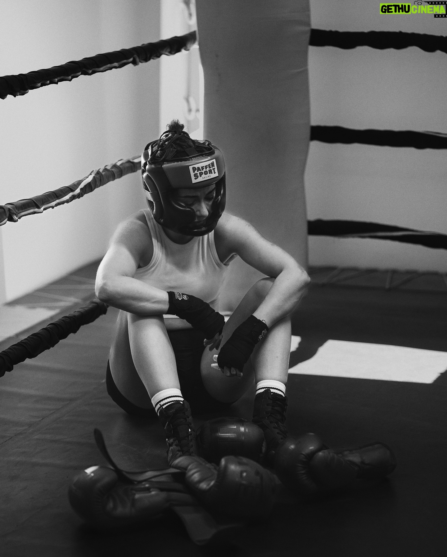 Lola - 1.4K Likes - Napról-napra erősödünk, fejlődünk és haladunk 💪🏼🥊 Kőkemény a folyamat, de minden áldozatot megér. Magamról is rengeteget tanulok, sosem gondoltam volna, hogy ennyit elbírok.💪🏼 Köszönöm @lkcs.dnl , hogy megörökítetted ezt az időszakot 📸 #sztárbox @sztarboxrtl