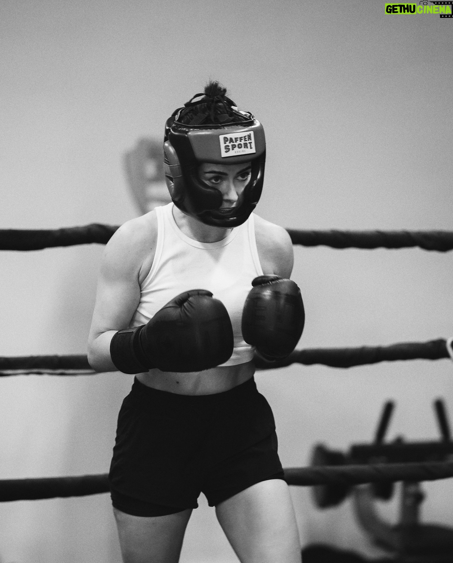 Lola - 1.4K Likes - Napról-napra erősödünk, fejlődünk és haladunk 💪🏼🥊 Kőkemény a folyamat, de minden áldozatot megér. Magamról is rengeteget tanulok, sosem gondoltam volna, hogy ennyit elbírok.💪🏼 Köszönöm @lkcs.dnl , hogy megörökítetted ezt az időszakot 📸 #sztárbox @sztarboxrtl