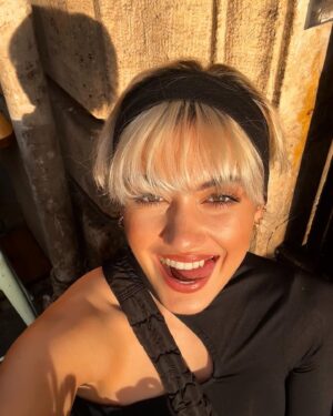 Lola Antolinos Instagram - La vie est douce ces temps-ci 🍭

1. Heure dorée 💛
2. Balances vintage
3. Petit regard satisfait 
4. Addicted to you 
5. Retrouvailles 🥲
6. La parisienne le jour 
7. La parisienne la nuit 
8. Fouillis agréable 🫶
9. Twins on tour 
10. Faudrait pas oublier Bercy 🫨