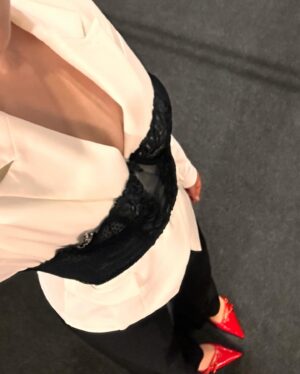 Lola Antolinos Instagram - La vie est douce ces temps-ci 🍭

1. Heure dorée 💛
2. Balances vintage
3. Petit regard satisfait 
4. Addicted to you 
5. Retrouvailles 🥲
6. La parisienne le jour 
7. La parisienne la nuit 
8. Fouillis agréable 🫶
9. Twins on tour 
10. Faudrait pas oublier Bercy 🫨