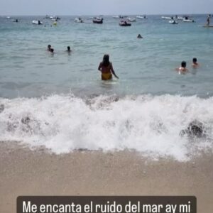 Lolita Instagram - Adiós Almería ,adiós al cabo de gata a Aguaamarga , a su gente que no me han molestado en ningún momento sabían que iba de madre y abuela a la familia #sierra -martingarea ,a @dr.jesussierra por ese paseo en barco a mi consu @sonsoles_mg y a todos los sierra @mielsierra a mi yerno @gonzalos.g y a @nachosiierrra que el pobre mío ha estado prácticamente sin dormir , una pena pero te quiero Nachito y a mis hijos @elenafuriase  @guillefuri sin vosotros Mamá no es nada