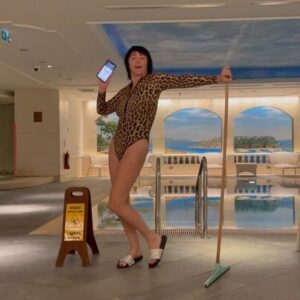 Lolita Milyavskaya Instagram - Улетая, решила убрать за собой😂☝️Хоть настроение далёкое от американо, но песня Светы @lobodaofficial уж больно нравится 🧚♀️👻✌️