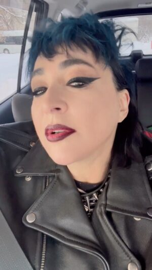 Lolita Milyavskaya Instagram - «Поездатый Новый Год» в авторской и продюсерской версии Насти Ивлеевой @_agentgirl_, будет «на районе» Ютуба совсем скоро‼️⠀
Как же меня Потрясает эта девочка!!! Говорю это не первый раз❤️✌️ Хоть сейчас мороз и сниматься сложновато, но Настина Энергия окормляет всю большую съёмочную группу!!!⠀
Буду по чуть-чуть выкладывать!! Уверена, Вам Зайдёт👻🍾✌️😘