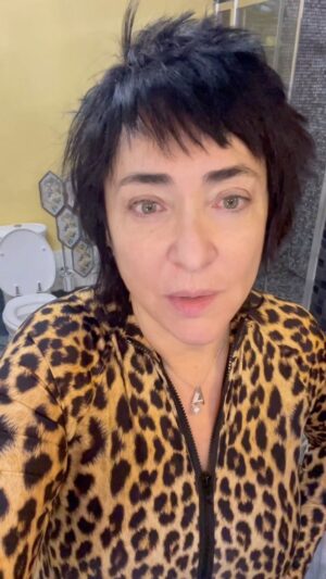Lolita Milyavskaya Instagram - Статистика смертности из-за коронавируса, меня удручает уже второй день. Не покупайте справки, пожалуйста! Или честно не прививайтесь, или сделайте её. Я понимаю, что в нашей стране 20 лет рассказывали из всех утюгов, что все прививки вред.. Но надо думать своей головой, обязательно проконсультироваться с лечащим врачом на аллергены и прочее. Я никого не призываю ни к чему, кроме как не покупать справки о вакцинации‼️
