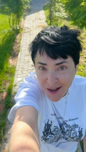 Lolita Milyavskaya Instagram - Ловите всё, что сняла за две недели «отдыха». Воистину, Май-Труд)!⠀
Кто-нибудь, остановите меня от секаторов и прочей хрени на батарейках✌️👻⠀
Но больше всего огорчает, что черешня созреет без меня, хотя я и зеленые плоды успела в рот засунуть)!