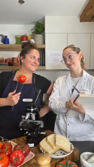Loounie Instagram - Comment confectionner le sandwich aux tomates parfait? 🍅🥪

Cette semaine, on explore la science derrière la composition de ce classique estival et l’on vous révèle l'astuce la plus importante : comment éviter un fâcheux épisode de pain mouillé — le panis madidus! 😤

Vous, comment préparez-vous votre sandwich aux tomates? 

#mordu #sandwichtomates #loouniecuisine