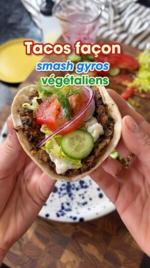 Loounie Instagram - Des tacos façon smash gyros végétaliens absolument ✨adorables✨

Pour les détails de la recette, cliquez sur le lien en bio de @mordu!

#mordu #loouniecuisine #smashgyros