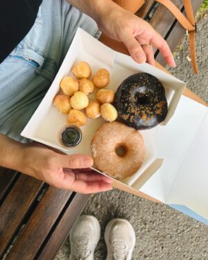 Loounie Instagram - Nos olympiques à nous 💕 @marilyne_bg 🥲😂

Hier, ma BFF et moi avons eu envie d’aller essayer les pogos véganes de @bouffemoi_mtl (dé-li-cieux!🌱) et de se ramasser un beigne à @la.beignerie (dé-ca-dents🌱!) tout en « prenant une petite marche tranquillou » pour profiter de la journée. Ça a presque viré en marathon, avec un pit-stop pour de la guacamole sur une terrasse du Vieux. 🥰 

P.S: Je n’ai jamais marché autant que depuis que j’ai investi dans des chaussures @hoka modèle Bondi 8. J’avais fait beaucoup de recherches et ce modèle était souvent recommandé, particulièrement pour les personnes avec un poids plus élevé. Je les adore! ☺️ 

#vegan #veganmontreal