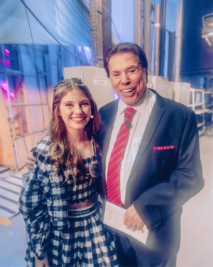 Lorena Queiroz Instagram - Sou muito grata por ter feito meu primeiro trabalho na emissora do maior apresentador da história do Brasil! Meus sentimentos a toda família Abravanel 🤍