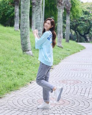 Lorene Ren Instagram - 有人跟我一樣喜歡穿白鞋嗎🙋🏻‍♀️

色彩豐富的超級英雄logo
你認得幾個？

#SKECHERS #DC #正義聯盟 #UNO #英雄復歸即刻行動