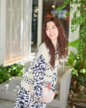 Lorene Ren Instagram - 日本旅行你最喜歡哪個城市？
我反覆想再去的就是京都了
在不同的神社寺廟走走看看
偶爾驚喜碰見穿梭在花見小路上的藝妓
春天的櫻吹雪
夏天的祇園祭
秋天的紅葉祭
冬天被白雪覆蓋的千年古都
充滿禪意
浪漫又優雅的地方
總是讓我流連忘返

每一個所到之處
都能收藏屬於當時的美好回憶
拿著pasticcino點心包
就讓我想起在京都時的舒適與寧靜
喜歡這樣透過旅行沉澱出更好的自己

有沒有哪座城市也讓你有這樣的感覺呢？
不藏私的推薦給我吧😍

#WeekendMaxMara @weekendmaxmara 
#PasticcinoBagWorldTour #PasticcinoBagTreasuresofJapan 
#giftedby 
#suppliedby