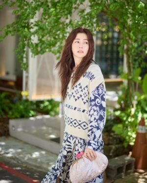 Lorene Ren Instagram - 日本旅行你最喜歡哪個城市？
我反覆想再去的就是京都了
在不同的神社寺廟走走看看
偶爾驚喜碰見穿梭在花見小路上的藝妓
春天的櫻吹雪
夏天的祇園祭
秋天的紅葉祭
冬天被白雪覆蓋的千年古都
充滿禪意
浪漫又優雅的地方
總是讓我流連忘返

每一個所到之處
都能收藏屬於當時的美好回憶
拿著pasticcino點心包
就讓我想起在京都時的舒適與寧靜
喜歡這樣透過旅行沉澱出更好的自己

有沒有哪座城市也讓你有這樣的感覺呢？
不藏私的推薦給我吧😍

#WeekendMaxMara @weekendmaxmara 
#PasticcinoBagWorldTour #PasticcinoBagTreasuresofJapan 
#giftedby 
#suppliedby