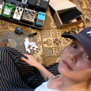 Lotte Instagram - lieb euch und mich und bald wieder live spielen